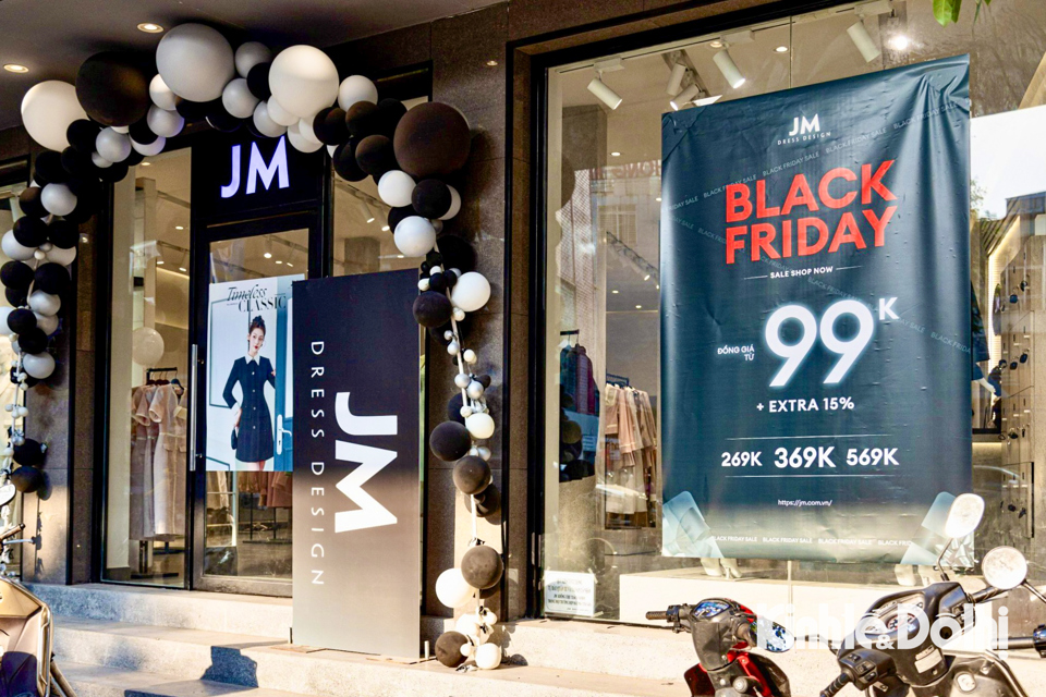Các cửa hàng đồng loạt giảm giá “khủng” trong dịp Black Friday - Ảnh 2