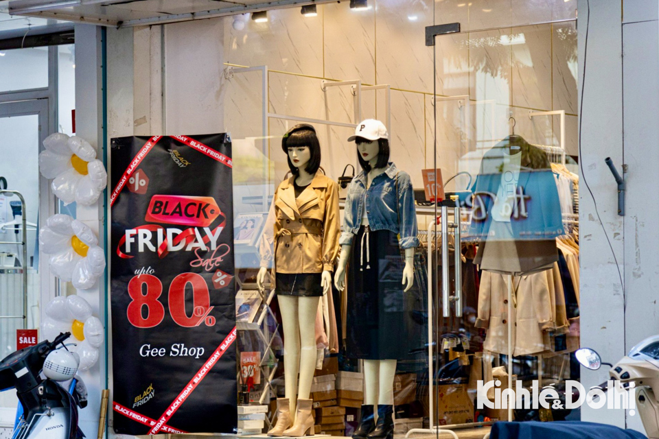 Nhiều cửa h&agrave;ng thời trang giảm gi&aacute; tới 80% trong dịp Black Friday.