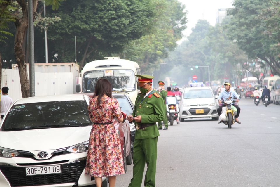Hàng loạt lái xe vi phạm là giáo viên Trường THPT Nguyễn Bỉnh Khiêm bị kiểm tra, xử lý lỗi dừng đỗ sai quy định. Ảnh: Vân Nhi