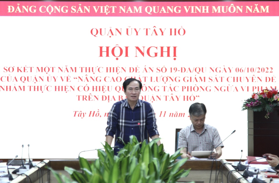 Ph&oacute; B&iacute; thư Thường trực Quận uỷ T&acirc;y Hồ Nguyễn Anh Tuấn ph&aacute;t biểu tại hội nghị.