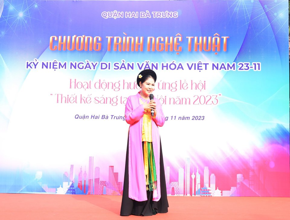 Tiết mục h&aacute;t Ch&egrave;o đặc sắc do nghệ sỹ Thanh Ngoan biểu diễn tại Chương tr&igrave;nh