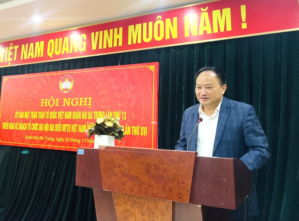 Ph&oacute; B&iacute; thư Thường trực Quận ủy Hai B&agrave; Trưng Trần Quyết Thắng ph&aacute;t biểu ch&uacute;c mừng b&agrave; Vũ Thị Tr&igrave;nh v&agrave; chia tay, tr&acirc;n trọng cảm ơn những đ&oacute;ng g&oacute;p của &ocirc;ng Vũ Ngọc H&ograve;a