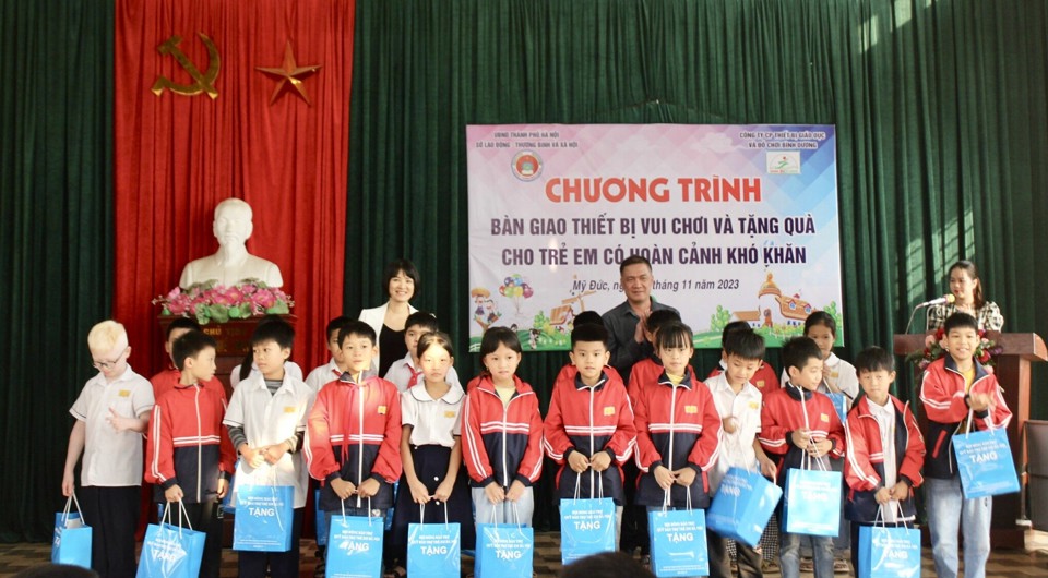 Gi&aacute;m đốc Trung t&acirc;m C&ocirc;ng t&aacute;c x&atilde; hội v&agrave; Quỹ Bảo trợ trẻ em H&agrave; Nội Kiều Thị Hương v&agrave; Trưởng ph&ograve;ng LĐTB&amp;XH Mỹ Đức Nguyễn Quang Đường trao qu&agrave; cho trẻ em.