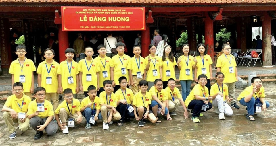 Đội tuyển IMSO 2023 Việt Nam dâng hương trước khi thi tại Văn Miếu Quốc Tử Giám