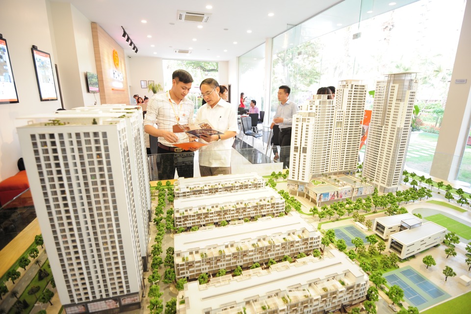 Nhà đầu tư tìm hiểu thông tin một dự án bất động sản ở Hà Nội. Ảnh: Phạm Hùng