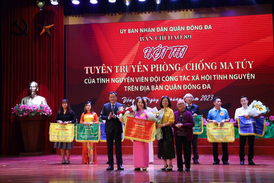 Ph&oacute; Chủ tịch UBND quận Đống Đa Nguyễn Thanh T&ugrave;ng trao giải cho c&aacute;c đội tham dự&nbsp; Hội thi.
