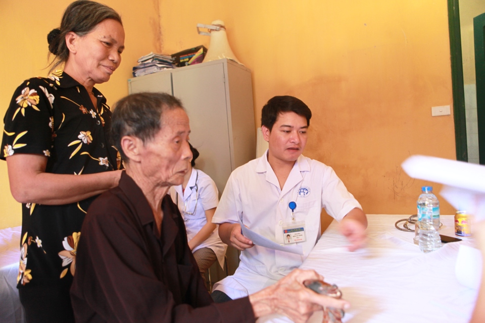 Khám và tư vấn sức khỏe cho người cao tuổi tại Hà Nội. Ảnh: Phạm Hùng