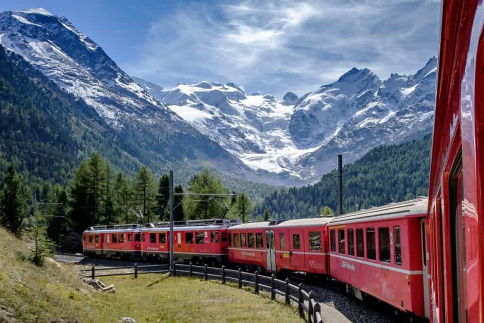 T&agrave;u nhanh Bernina Express nổi tiếng thế giới của Thụy Sĩ. Nguồn: myswitzerlandvisit.com