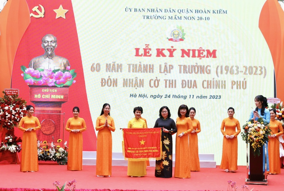 Thứ trưởng Bộ GD&ĐT Ngô Thị Minh thừa ủy quyền trao tặng Cờ thi đua Chính phủ cho Trường Mầm non 20/10 nhân kỷ niệm 60 năm thành lập trường