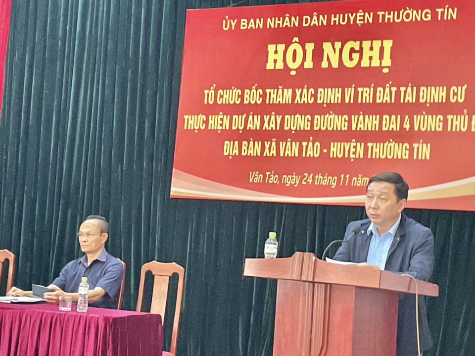 Ph&oacute; Chủ tịch UBND huyện Thường T&iacute;n Phan Thanh T&ugrave;ng ph&aacute;t biểu tại buổi bốc thăm đất TĐC ở x&atilde; V&acirc;n Tảo, s&aacute;ng 24/11