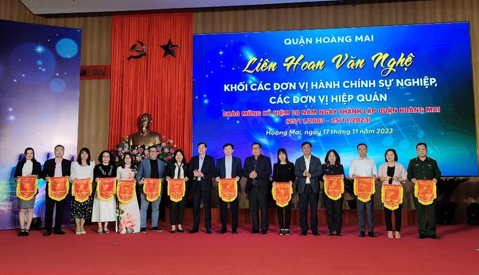 Li&ecirc;n hoan văn nghệ ch&agrave;o mừng 20 năm th&agrave;nh lập quận