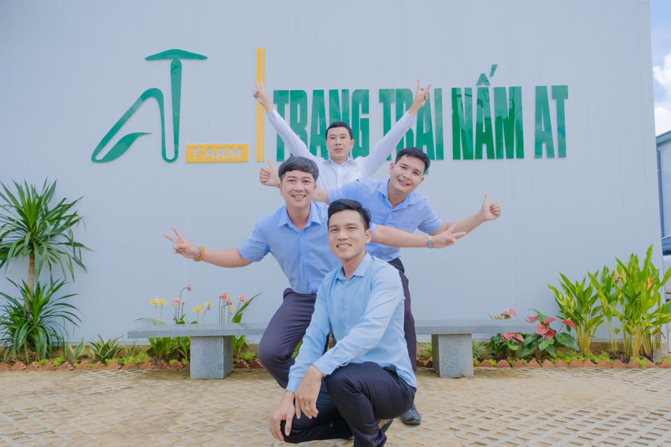 Ông Phan Tiến Dũng - Giám đốc AT Group (đứng cuối) cùng Nguyễn Tuấn Thanh, Đặng Minh Hà và Nguyễn Quốc Sang, 4 thành viên quan trọng sáng lập AT Group. Ảnh: Tiểu Thúy