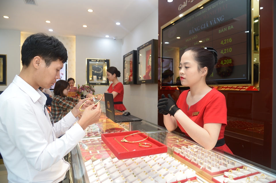 Mua bán vàng tại một cửa hàng trên đường Trần Duy Hưng, Hà Nội. Ảnh: Phạm Hùng