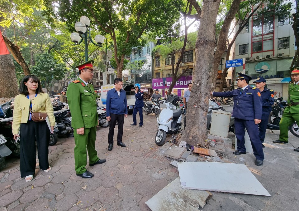 B&oacute;c dỡ&nbsp; biển quảng c&aacute;o, rao vặt g&acirc;y mất mỹ quan đ&ocirc; thị