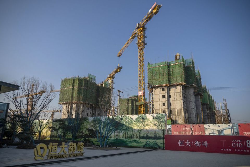C&aacute;c t&ograve;a nh&agrave;&nbsp; x&acirc;y dựng dở dang của tập đo&agrave;n bất động sản Evergrande&nbsp; ở Bắc Kinh từ&nbsp; th&aacute;ng 1/2021. Ảnh: Bloomberg
