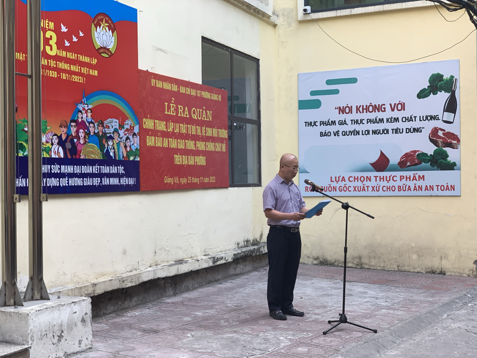 Chủ tịch UBND phường Giảng V&otilde; Nguyễn Ngọc Chiến ph&aacute;t biểu tại lễ ra qu&acirc;n.
