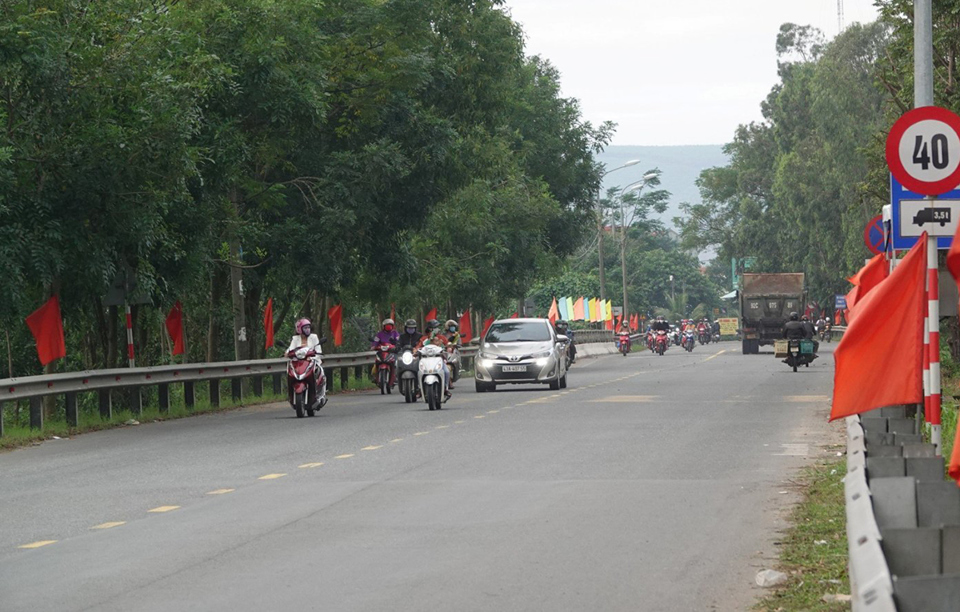 Hiện trạng Quốc lộ 14B qua Đ&agrave; Nẵng nhỏ hẹp, trong khi lưu lượng phương tiện giao th&ocirc;ng rất đ&ocirc;ng.