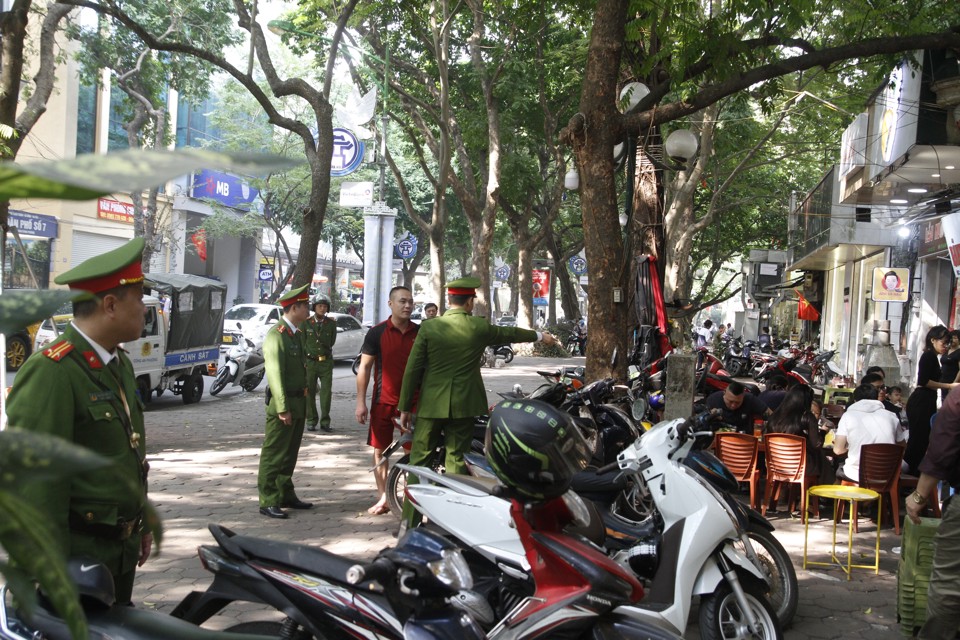 Tăng cường duy tr&igrave; tuy&ecirc;n truyền c&aacute;c hộ kinh doanh chấp h&agrave;nh nghi&ecirc;m kh&ocirc;ng t&aacute;i diễn vi phạm lấn chiếm vỉa h&egrave;.