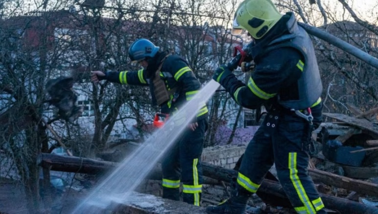 L&iacute;nh cứu hỏa dập tắt hỏa hoạn sau cuộc tấn c&ocirc;ng bằng m&aacute;y bay kh&ocirc;ng người l&aacute;i v&agrave;o Kiev. Ảnh: AFP