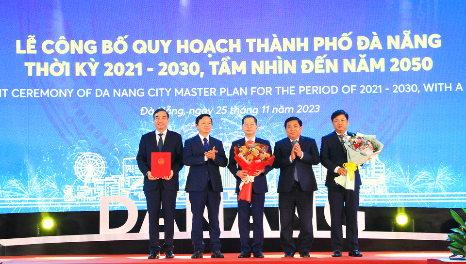 Ph&oacute; Thủ tướng Trần Hồng H&agrave; (thứ hai tr&aacute;i sang) trao Quyết định ph&ecirc; duyệt&nbsp;Quy hoạch TP Đ&agrave; Nẵng thời kỳ 2021 - 2030, tầm nh&igrave;n đến năm 2050 cho l&atilde;nh đạo TP Đ&agrave; Nẵng. Ảnh: Quang Hải
