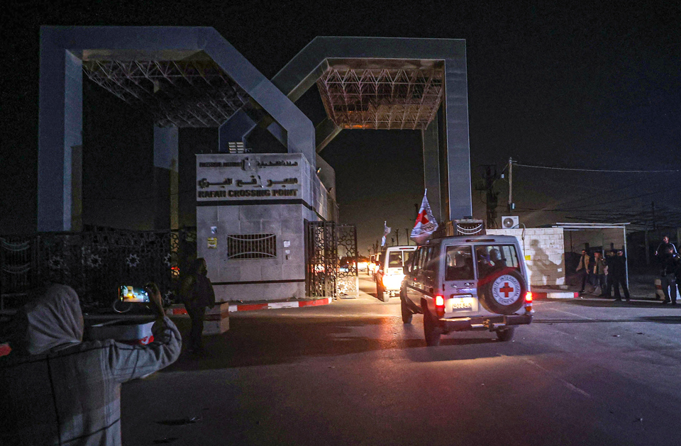 Xe của Hội Chữ thập đỏ quốc tế chở con tin được giải tho&aacute;t qua cửa khẩu bi&ecirc;n giới Rafah ở Gaza h&ocirc;m 24/11. Ảnh: Getty