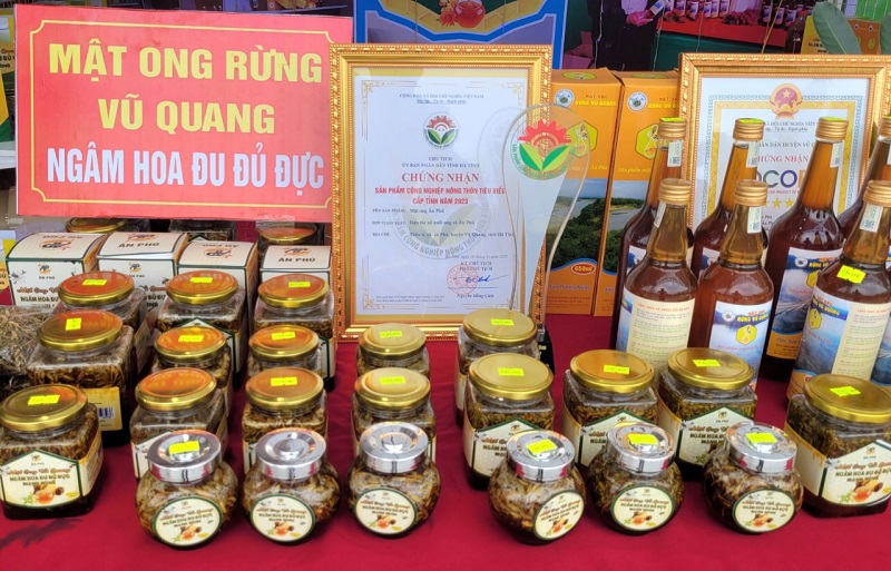 Sản phẩm mật ong Vũ Quang mẫu m&atilde; đẹp, chất lượng thơm ngon, mang đặc trưng hương vị n&uacute;i rừng