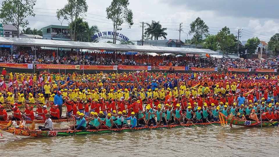 H&agrave;ng ngh&igrave;n vận động tham gia thi đấu tại Giải đua ghe Ngo tỉnh S&oacute;c Trăng năm 2023. (Ảnh: Xu&acirc;n Lương)