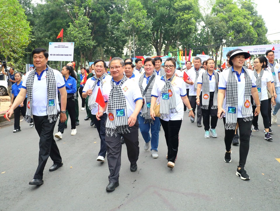 Chương tr&igrave;nh thu h&uacute;t 5.000 c&aacute;n bộ, c&ocirc;ng chức, vi&ecirc;n chức, người lao động, c&aacute;c vị chức sắc t&ocirc;n gi&aacute;o, nh&acirc;n sĩ tr&iacute; thức, lực lượng vũ trang, sinh vi&ecirc;n học sinh v&agrave; nh&acirc;n d&acirc;n tham gia. (Ảnh Trung Phạm)