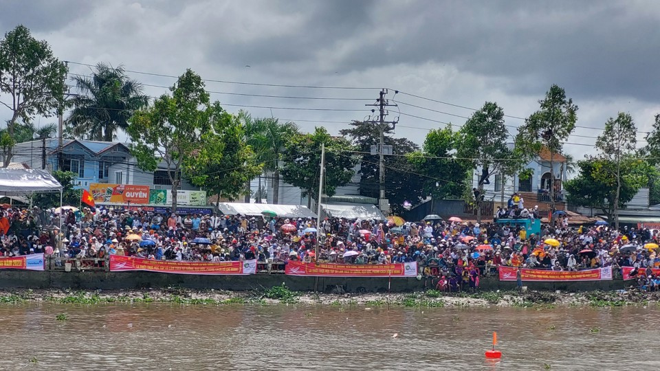 Đ&ocirc;ng đảo kh&aacute;n giả đến cổ vũ c&aacute;c đội đua. (Ảnh Xu&acirc;n Lương)