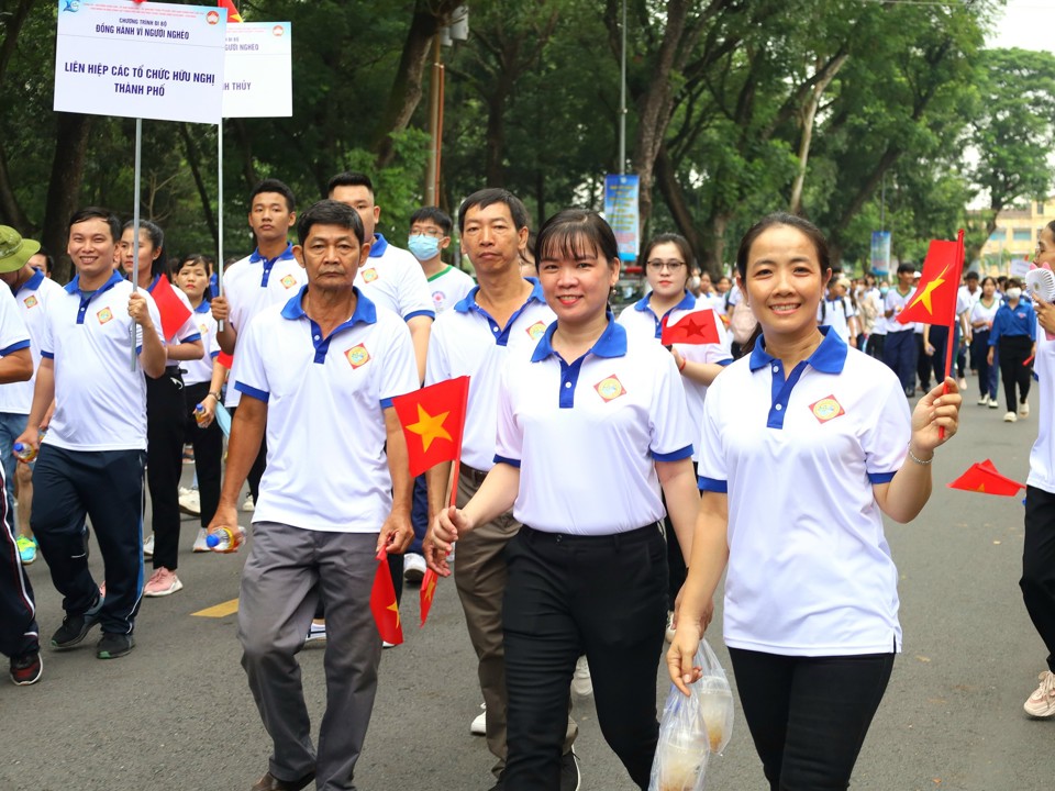 Chương tr&igrave;nh vừa gi&uacute;p r&egrave;n luyện sức khỏe vừa hưởng ứng phong tr&agrave;o &ldquo;Cần Thơ chung tay v&igrave; người ngh&egrave;o, kh&ocirc;ng để ai bị bỏ lại ph&iacute;a sau&rdquo;. (Ảnh Trung Phạm)