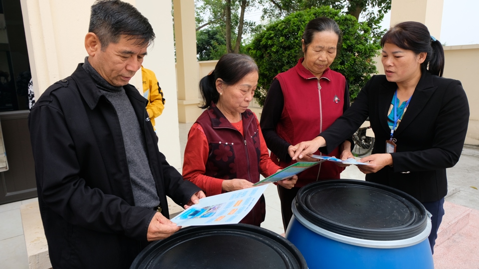 C&aacute;n bộ hội phụ nữ huyện S&oacute;c Sơn hướng dẫn người d&acirc;n quy tr&igrave;nh ph&acirc;n loại, xử l&yacute; r&aacute;c thải tại nguồn.