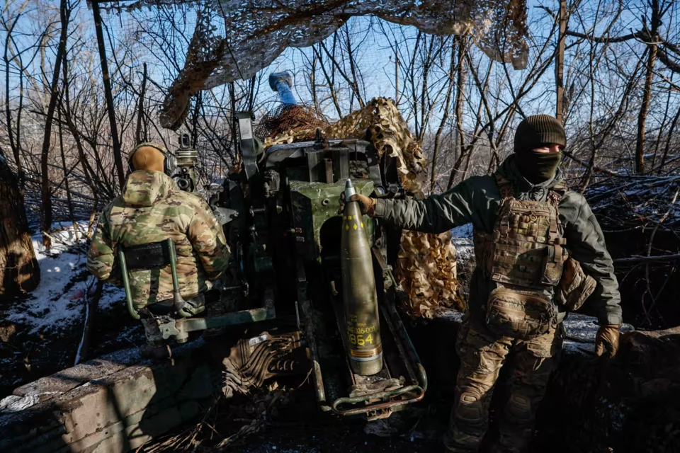 Nh&oacute;m qu&acirc;n Ukraine chuẩn bị cho cuộc tấn c&ocirc;ng qu&acirc;n đội Nga ở khu vực Donetsk. Ảnh: The Financial Times