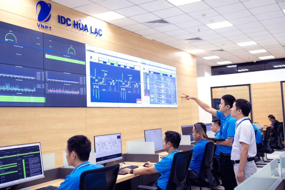 VNPT IDC H&ograve;a Lạc cung cấp kh&ocirc;ng giới hạn IP tĩnh, cổng kết nối với băng th&ocirc;ng lớn ra Internet từ h&agrave;ng trăm tới h&agrave;ng ngh&igrave;n Mbps. Ảnh: T&uacute; &Acirc;n