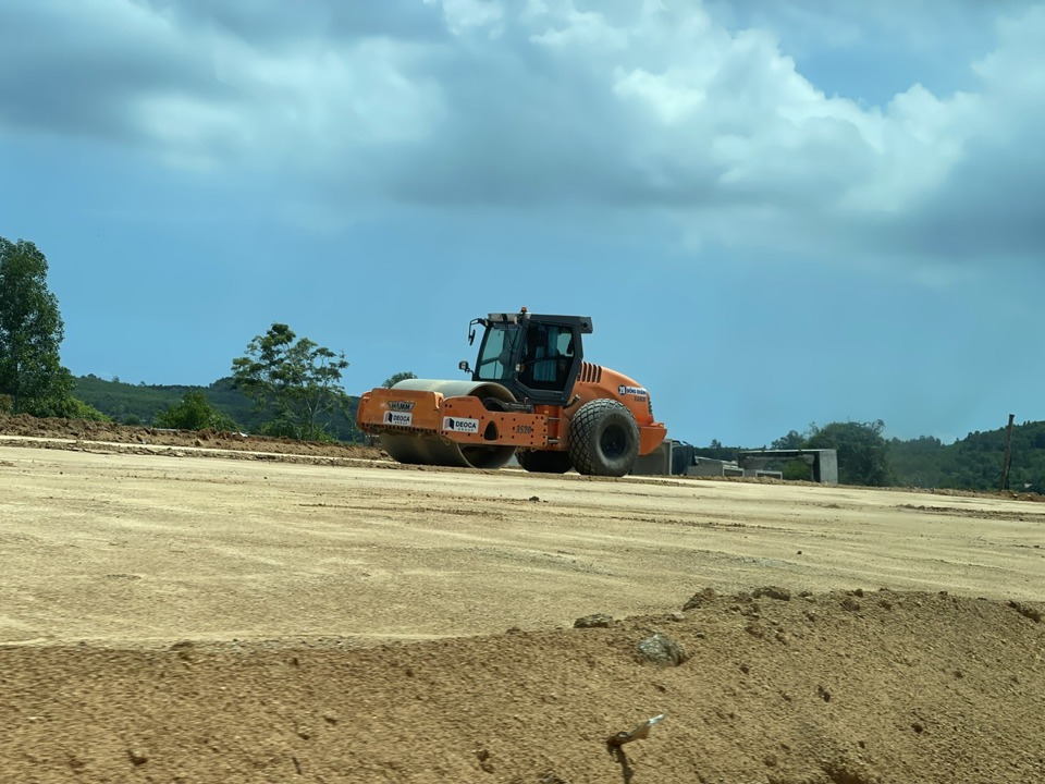 Quảng Ng&atilde;i quyết t&acirc;m ho&agrave;n th&agrave;nh b&agrave;n giao 100% mặt bằng sạch cho dự &aacute;n x&acirc;y dựng c&ocirc;ng tr&igrave;nh đường bộ cao tốc Bắc - Nam ph&iacute;a đ&ocirc;ng, đoạn qua địa b&agrave;n tỉnh trước ng&agrave;y 31/12/2023. (Ảnh: PV)