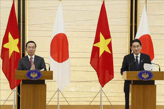 Chủ tịch nước V&otilde; Văn Thưởng v&agrave; Thủ tướng Nhật Bản Kishida Fumio tại cuộc gặp gỡ b&aacute;o ch&iacute;. (Ảnh: Thống Nhất-TTXVN)