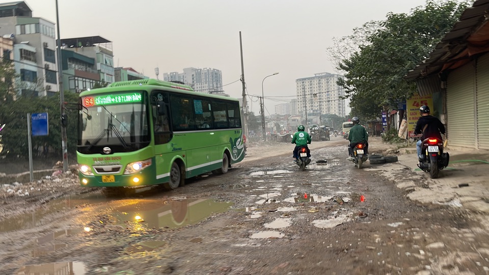 Đường Nguyễn Cảnh Dị k&eacute;o d&agrave;i xuất hiện chằng chịt những ổ tr&acirc;u, ổ voi.