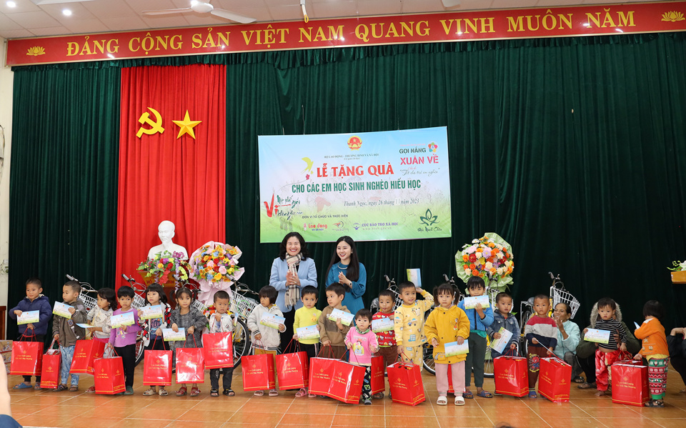 Thứ trưởng Bộ Lao động - Thương binh v&agrave; X&atilde; hội Nguyễn Thị H&agrave; v&agrave; b&agrave; H&agrave; Thanh Tuyền - Đại diện thương hiệu Ph&aacute;p Phục Minh Ch&acirc;u tặng qu&agrave; v&agrave; học bổng cho c&aacute;c em trường Mầm non x&atilde; Thanh Ngọc &nbsp;