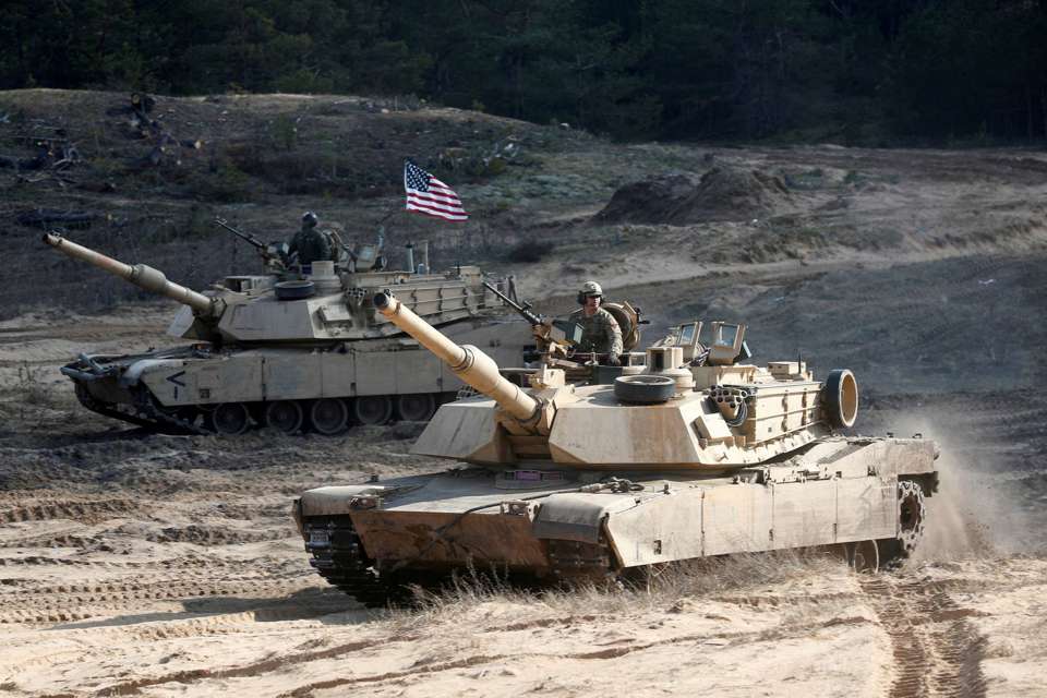 Xe tăng M1A1 Abrams của qu&acirc;n đội Mỹ tham gia cuộc tập trận ở Adazi, Latvia, ng&agrave;y 26 /3/2021. Ảnh: Reuters