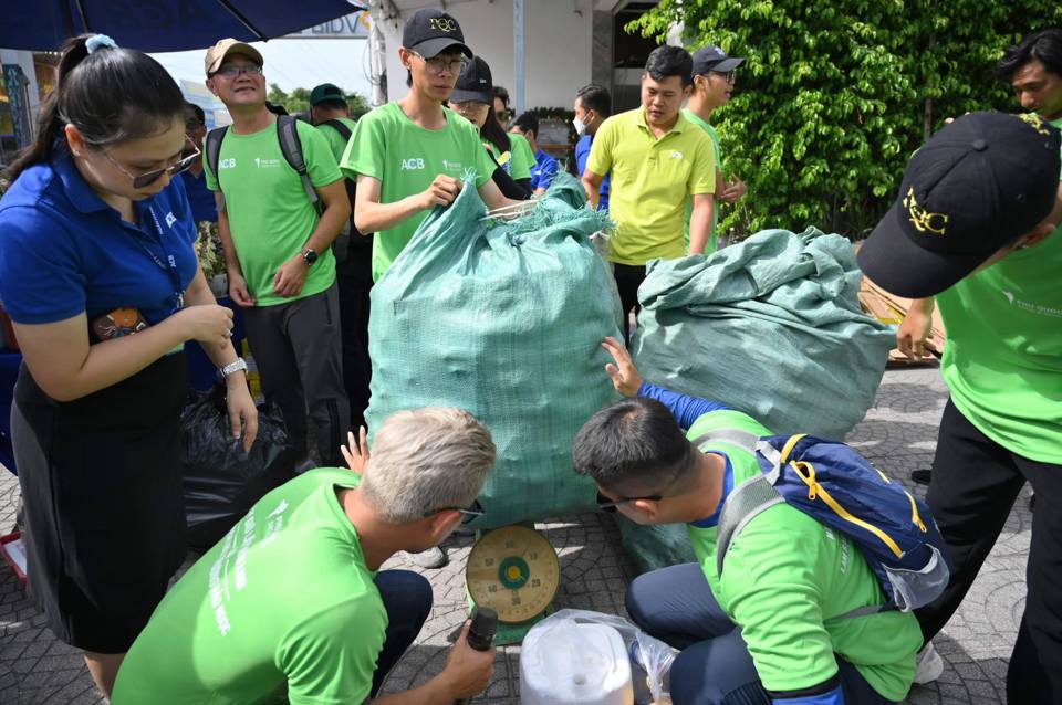 Những hành động nhỏ của các bạn trẻ góp phần lan tỏa tình yêu đối với Đảo Ngọc trong cuộc chiến với rác thải. (Ảnh Tiểu Sanh)