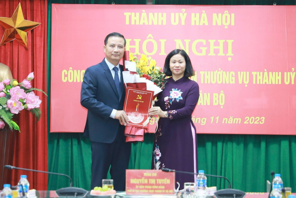 Ph&oacute; B&iacute; thư Thường trực Th&agrave;nh ủy Nguyễn Thị Tuyến trao Quyết định cho &ocirc;ng Nguyễn Xu&acirc;n Linh.