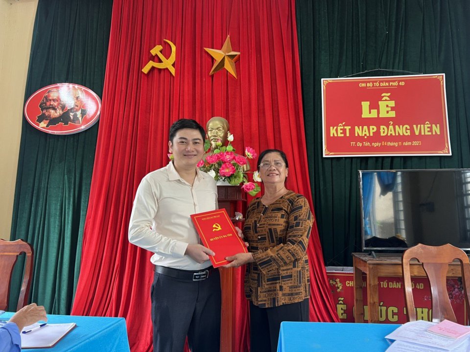 Anh L&ecirc; Tiến Dũng vinh dự được kết nạp v&agrave;o Đảng Cộng sản Việt Nam.