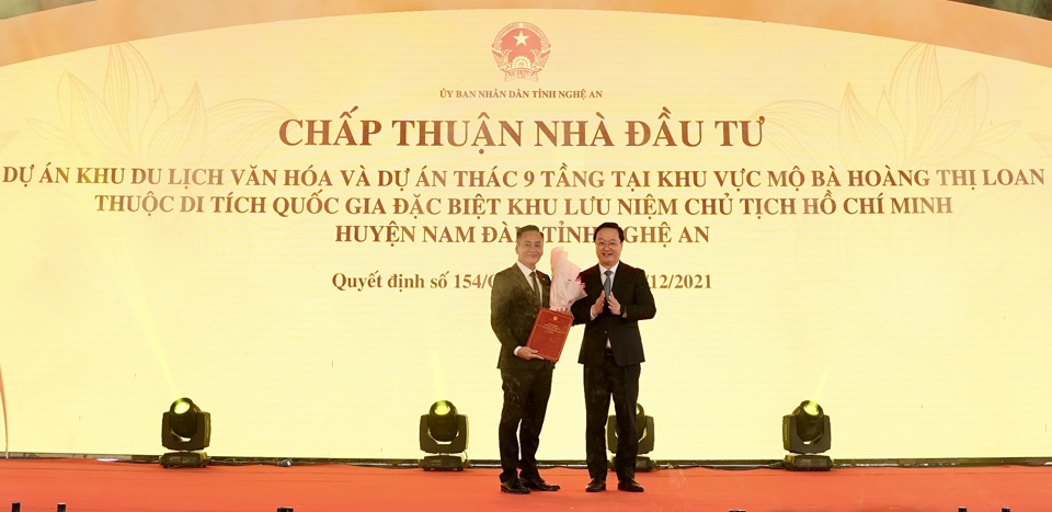 &Ocirc;ng Nguyễn Đức Trung, Ph&oacute; B&iacute; thư Tỉnh uỷ, Chủ tịch UBND tỉnh Nghệ An (b&ecirc;n phải) trao Quyết định chấp thuận Nh&agrave; đầu tư thực hiện dự &aacute;n cho &Ocirc;ng Vũ Trọng Tuấn, Tổng Gi&aacute;m đốc C&ocirc;ng ty cổ phần TMDV Tr&agrave;ng Thi (đơn vị th&agrave;nh vi&ecirc;n của Tập đo&agrave;n T&amp;T Group) (b&ecirc;n tr&aacute;i).