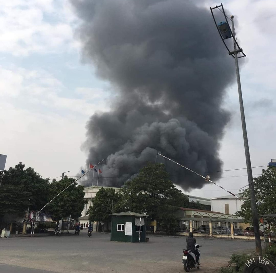 Hà Nội: Cháy xưởng sản xuất thuốc thú y, 4 người mắc kẹt được cứu thoát - Ảnh 1