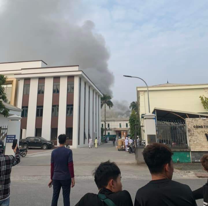 Hà Nội: Cháy xưởng sản xuất thuốc thú y, 4 người mắc kẹt được cứu thoát - Ảnh 2