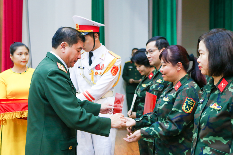 Trung tướng Trương Thi&ecirc;n T&ocirc; - Ch&iacute;nh ủy Học viện Ch&iacute;nh trị trao chứng nhận tốt nghiệp Lớp bồi dưỡng kiến thức Quốc ph&ograve;ng v&agrave; An ninh đối tượng 2 kh&oacute;a 122 cho c&aacute;c học vi&ecirc;n.