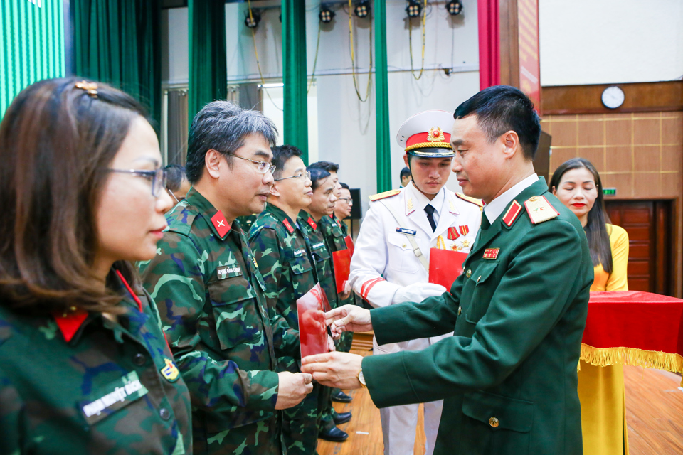 Thiếu tướng Lương Thanh H&acirc;n - Ph&oacute; Gi&aacute;m đốc Học viện Ch&iacute;nh trị trao chứng nhận tốt nghiệp Lớp bồi dưỡng kiến thức Quốc ph&ograve;ng v&agrave; An ninh đối tượng 2 kh&oacute;a 122 cho c&aacute;c học vi&ecirc;n.