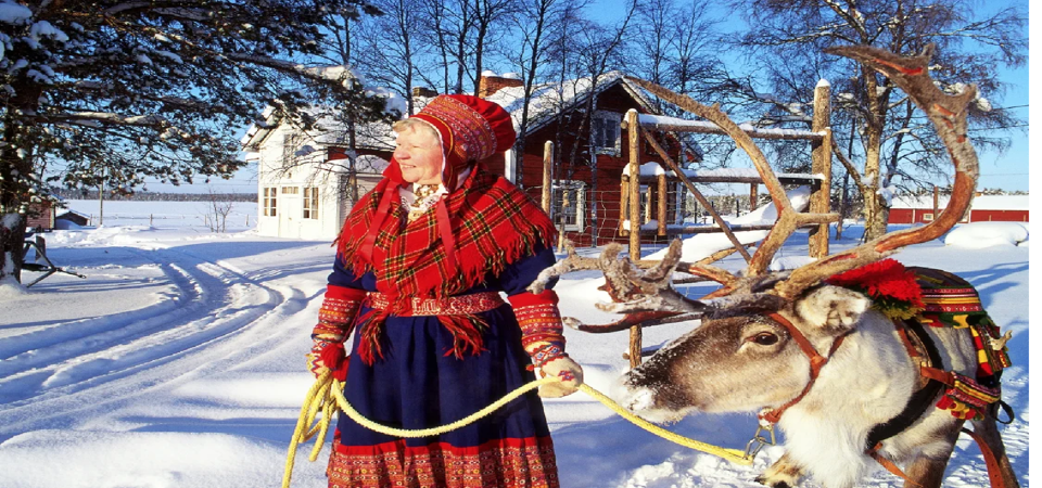 Người phụ nữ mặc trang phục truyền thống G&aacute;kti của người Sami. Ảnh: CNN