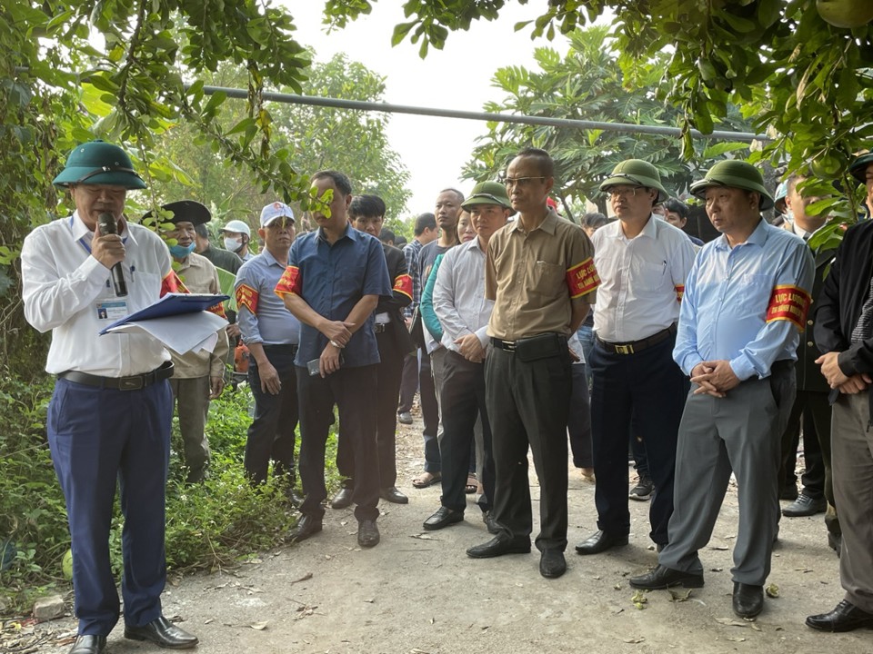Chủ tịch UBND x&atilde; Ninh Sở Nguyễn Xu&acirc;n Đạo đọc quyết định cưỡng chế thu hồi đất GPMB để thực hiện dự &aacute;n