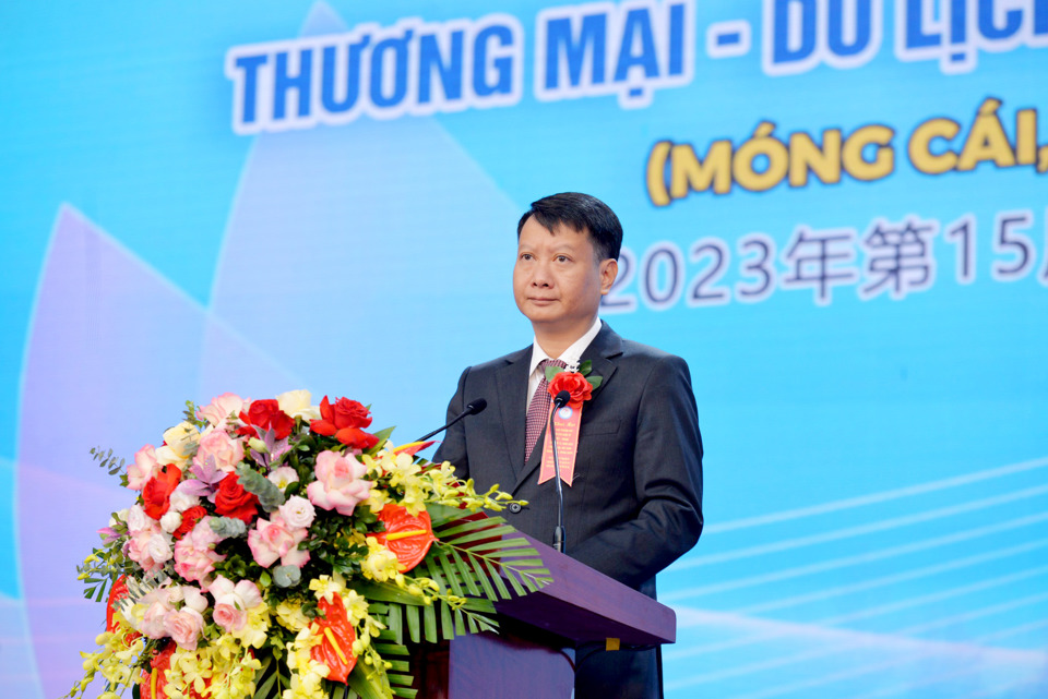 &Ocirc;ng Hồ Quang Huy Chủ tịch UBND TP M&oacute;ng C&aacute;i ph&aacute;t biểu tại Lễ khai mạc
