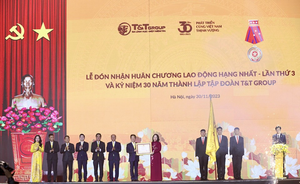 Uỷ vi&ecirc;n Ban Chấp h&agrave;nh Trung ương Đảng, Ph&oacute; Chủ tịch Nước V&otilde; Thị &Aacute;nh Xu&acirc;n thay mặt l&atilde;nh đạo Đảng, Nh&agrave; nước trao tặng Hu&acirc;n chương lao động hạng Nhất cho T&amp;T Group.